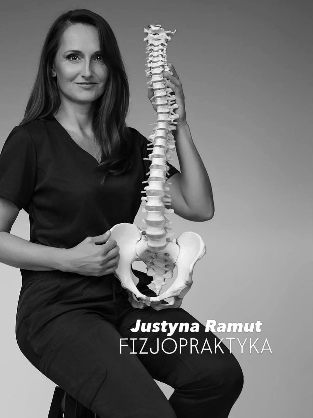 Justyna Ramut z modelem kręgosłupa